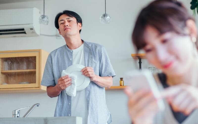 スマホケース裏の浮気の事例をラブ探偵事務所千葉が紹介