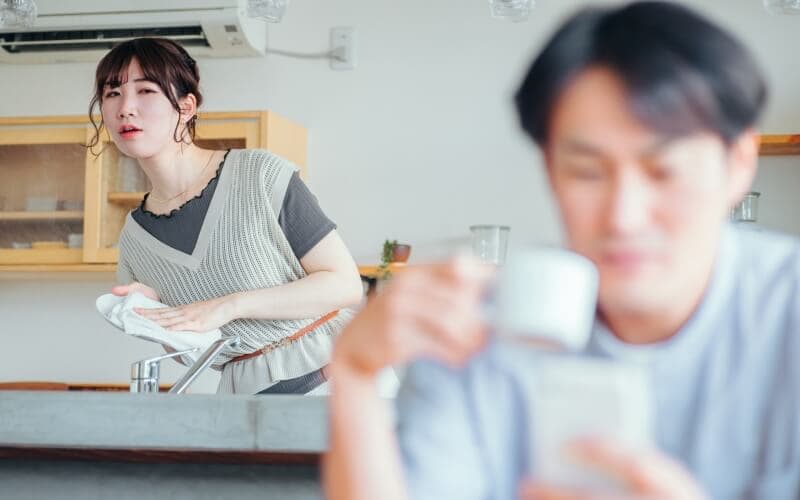 浮気が発覚するとパートナーの言動がすべて気になる