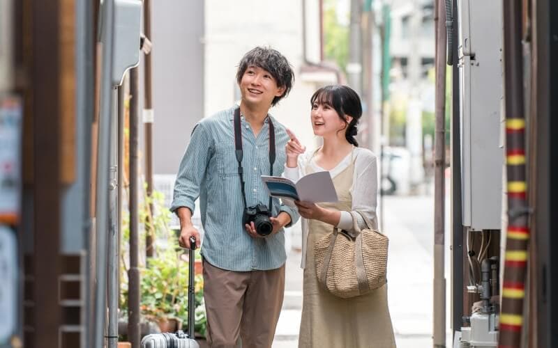 浮気相手と知り合いやすい場所の第６位は出張や旅行先