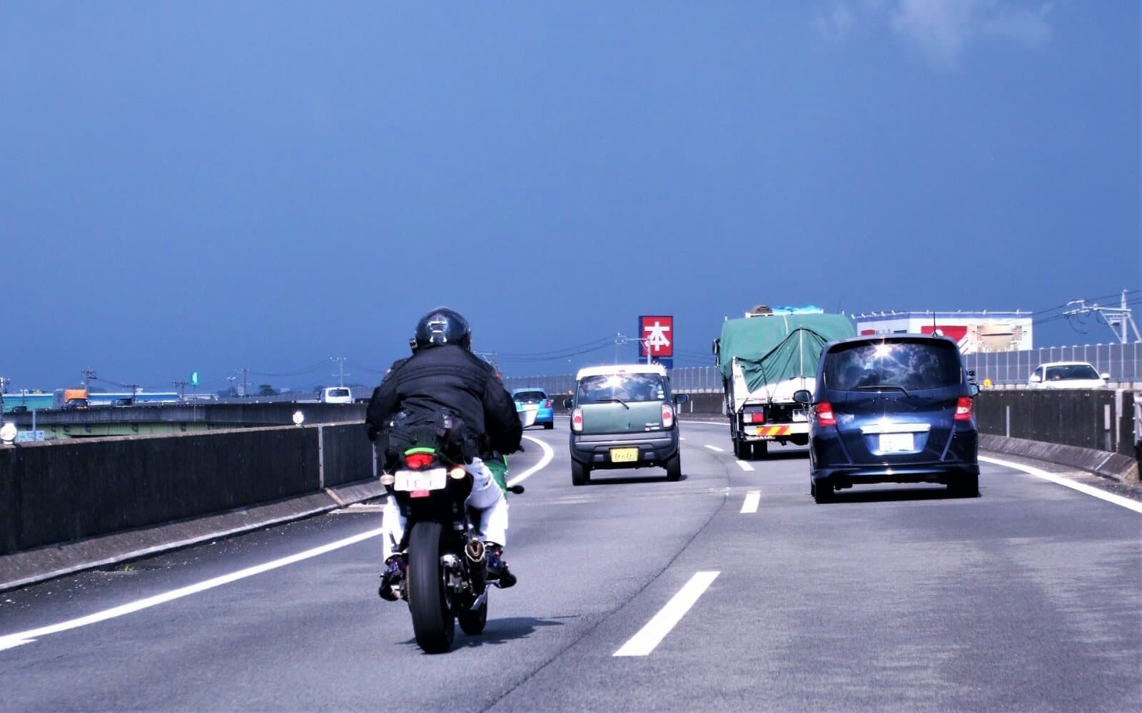 探偵の浮気調査で車とバイクが欠かせない相棒になる理由